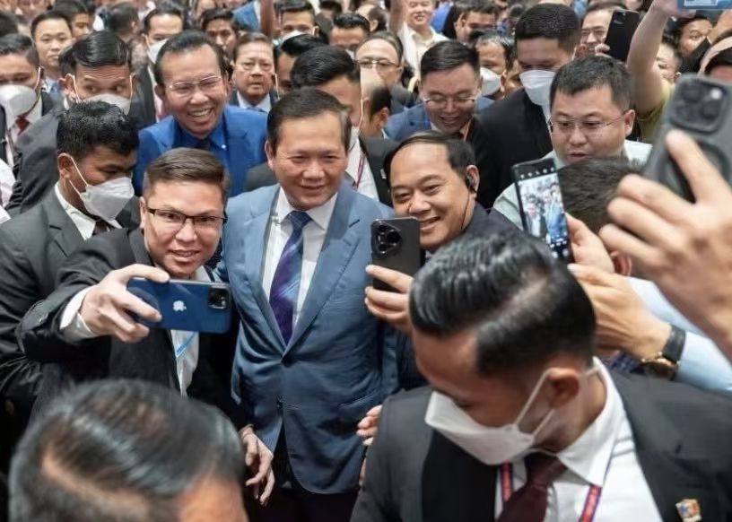 柬埔寨王国首相洪马奈和周正生社长一...